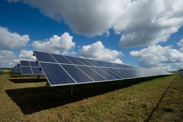 Quels sont les différents types d'énergie renouvelable et comment peuvent-ils nous aider à réduire notre empreinte carbone ?