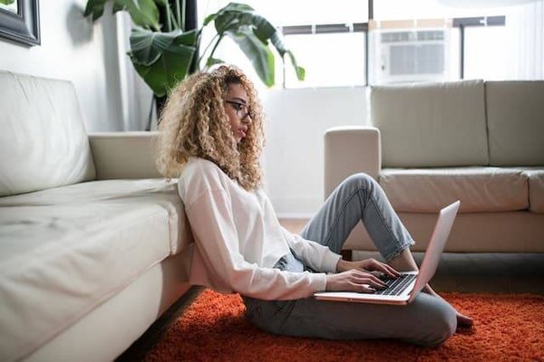 Quels sont les exemples de personnes qui ont adopté le minimalisme et qui en témoignent ?